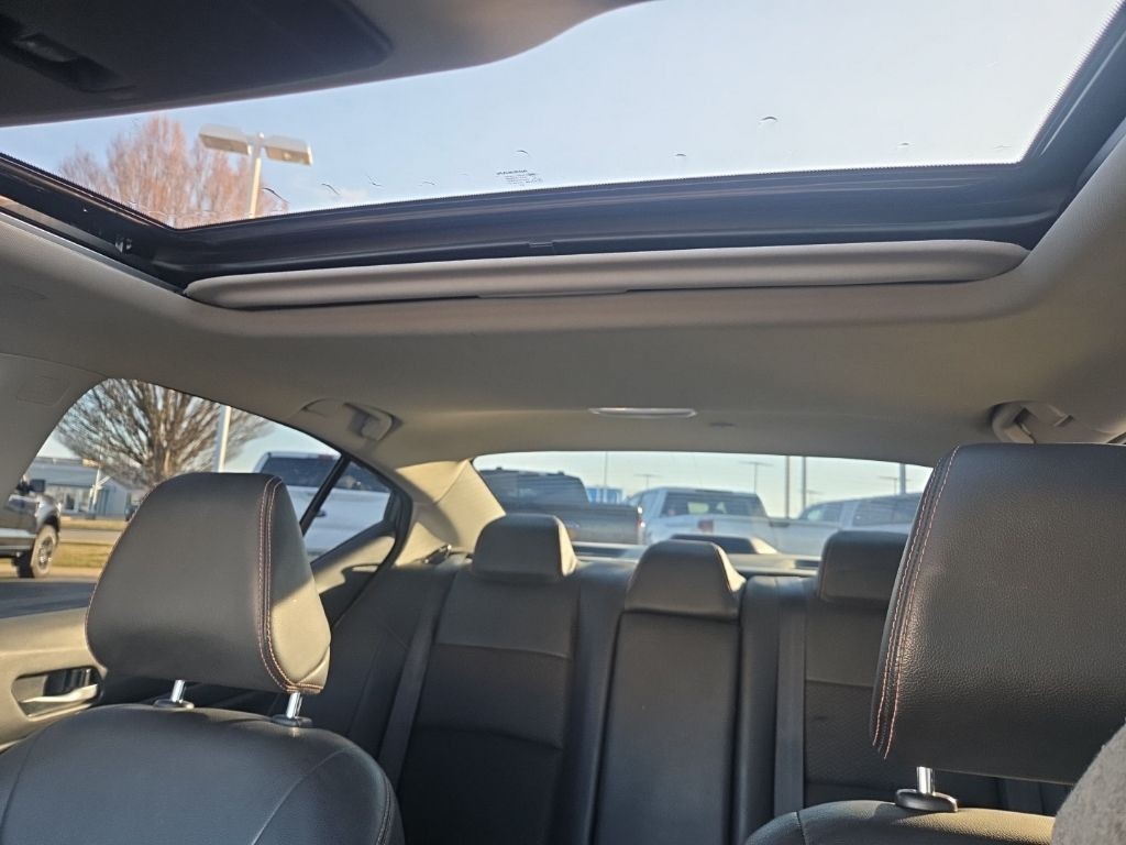 Nissan Altima Vehicle Full-screen Gallery Image 15