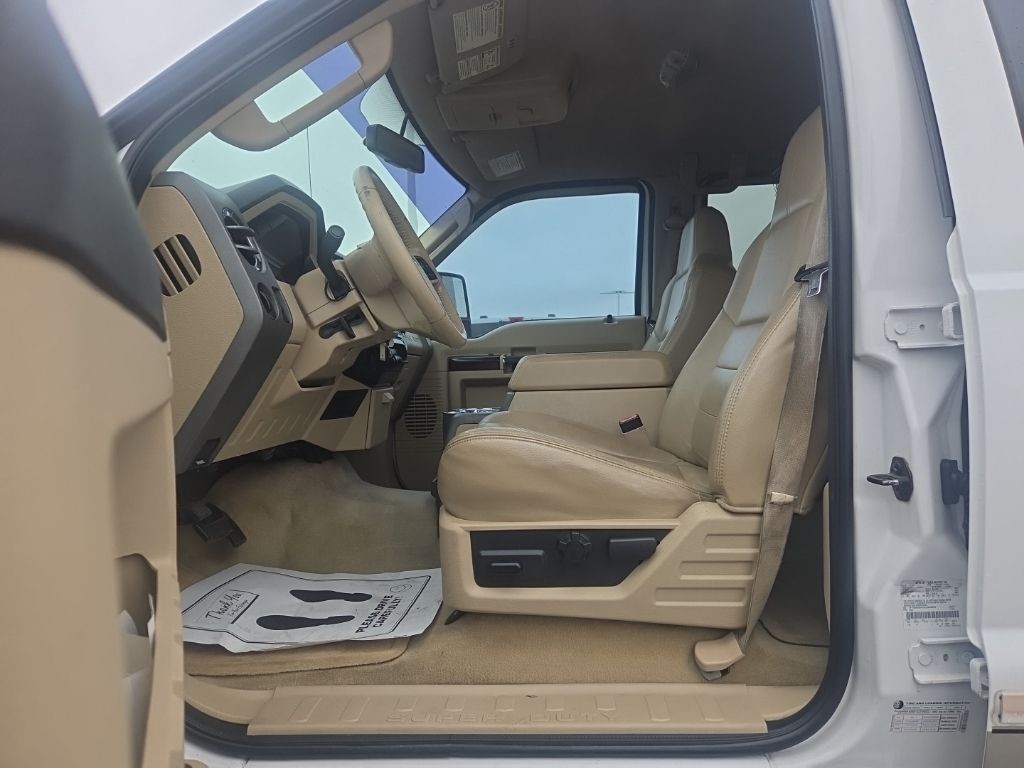 Ford Super Duty F-250 SRW Vehicle Full-screen Gallery Image 2