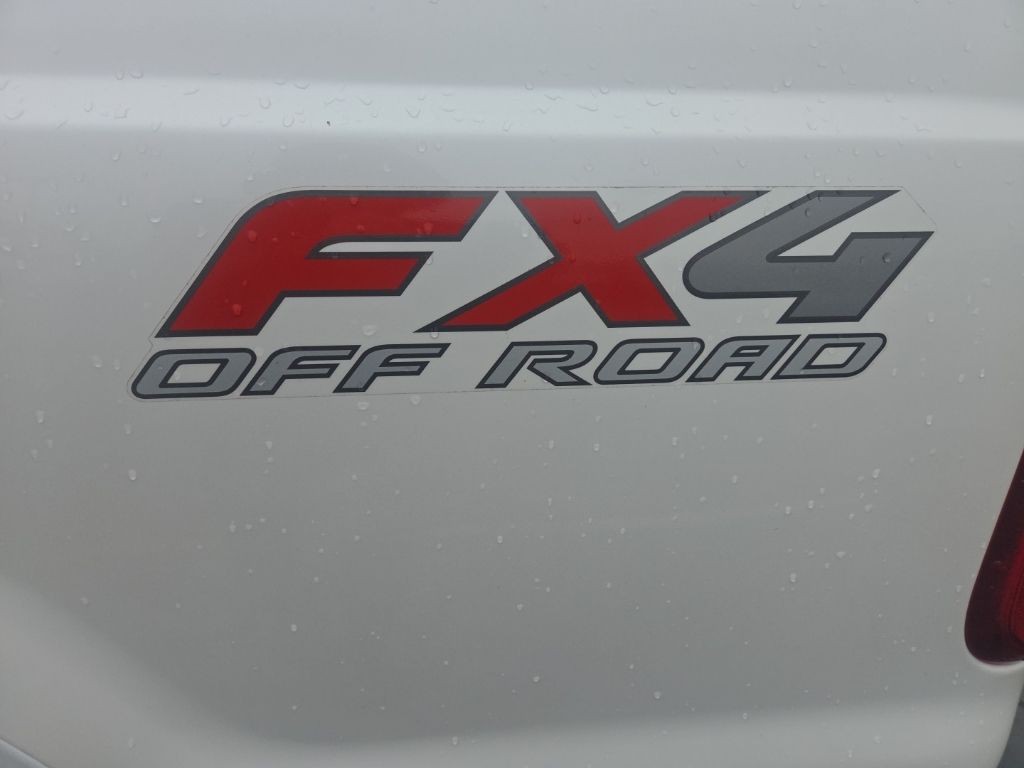 Ford Super Duty F-250 SRW Vehicle Full-screen Gallery Image 6