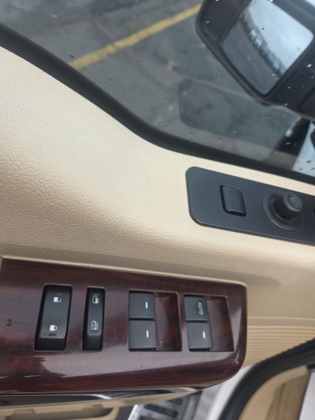 Ford Super Duty F-250 SRW Vehicle Full-screen Gallery Image 11