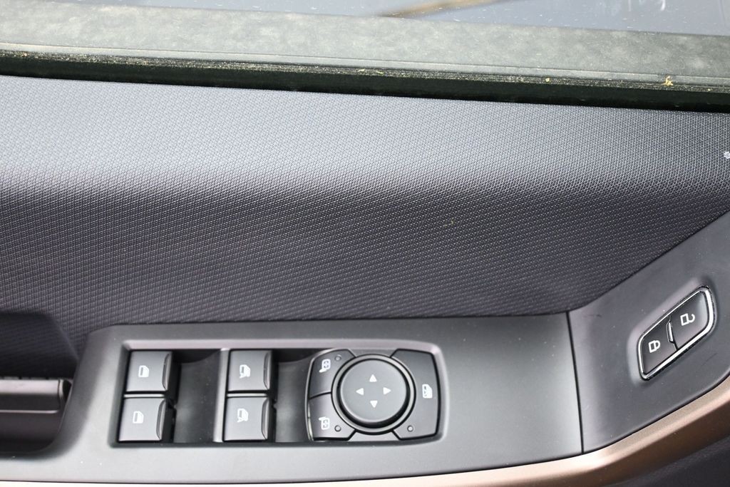 Ford F-150 Vehicle Full-screen Gallery Image 21