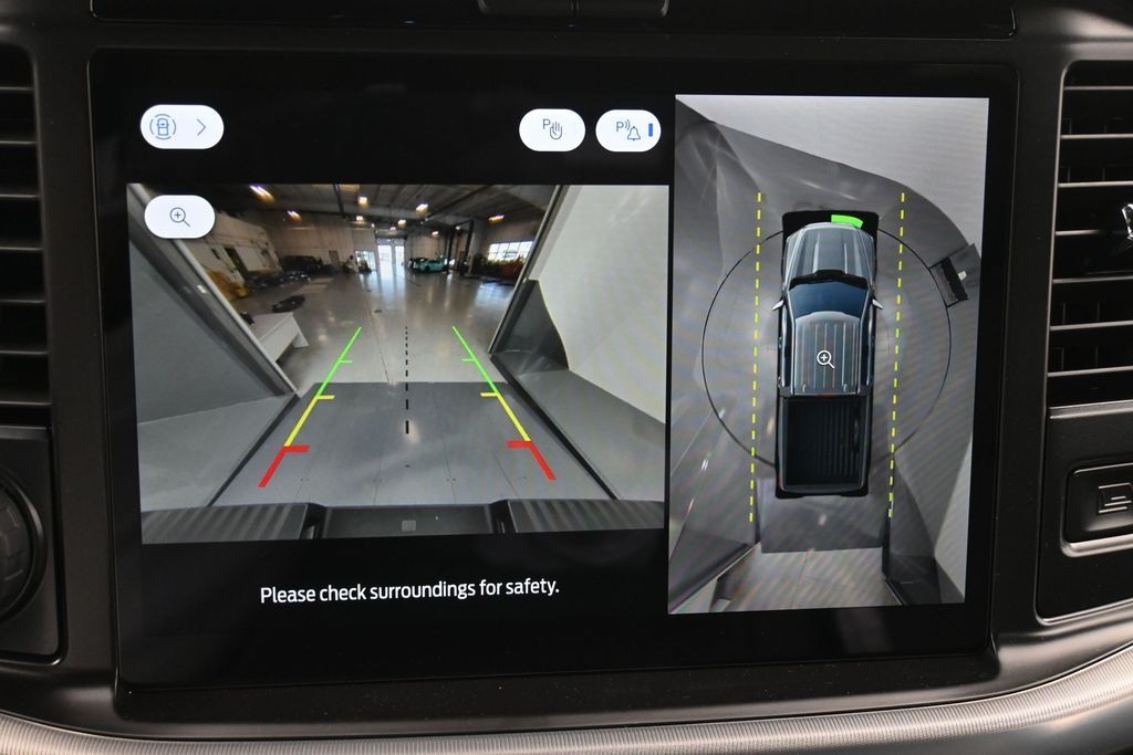 Ford F-150 Vehicle Full-screen Gallery Image 12