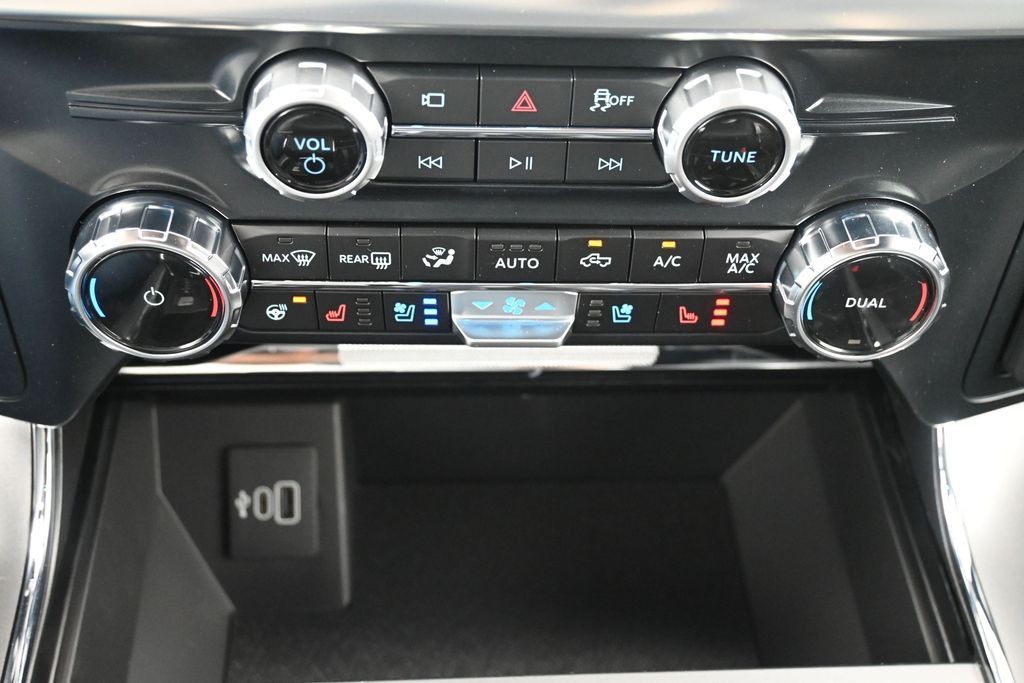 Ford F-150 Vehicle Full-screen Gallery Image 13