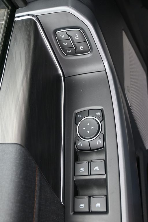 Ford F-150 Vehicle Full-screen Gallery Image 24