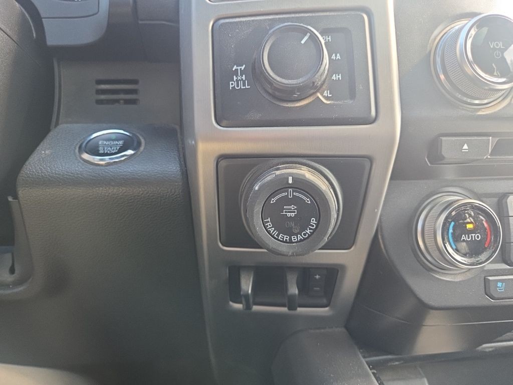 Ford F-150 Vehicle Full-screen Gallery Image 16