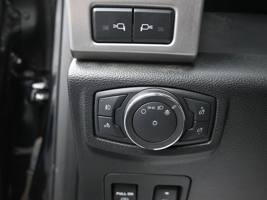 Ford F-150 Vehicle Full-screen Gallery Image 21