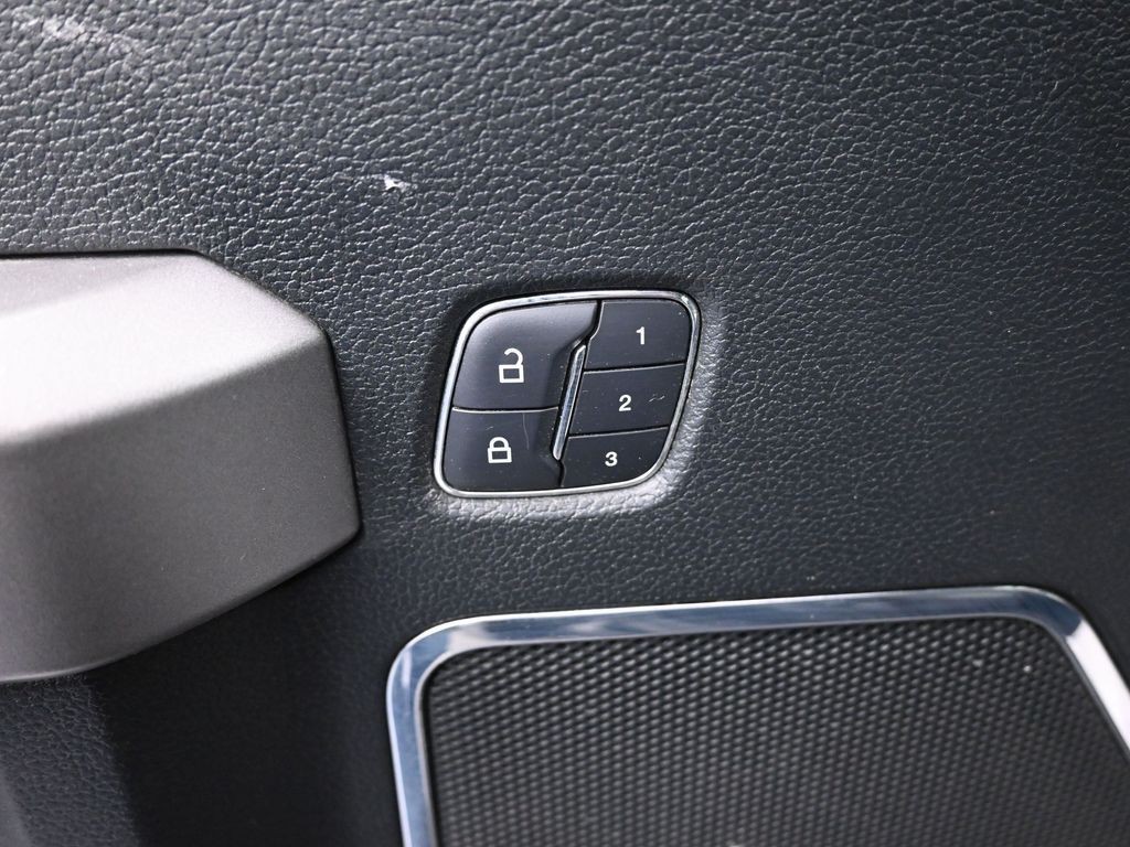 Ford F-150 Vehicle Full-screen Gallery Image 23