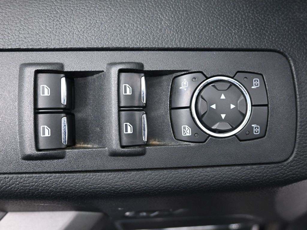 Ford F-150 Vehicle Full-screen Gallery Image 24