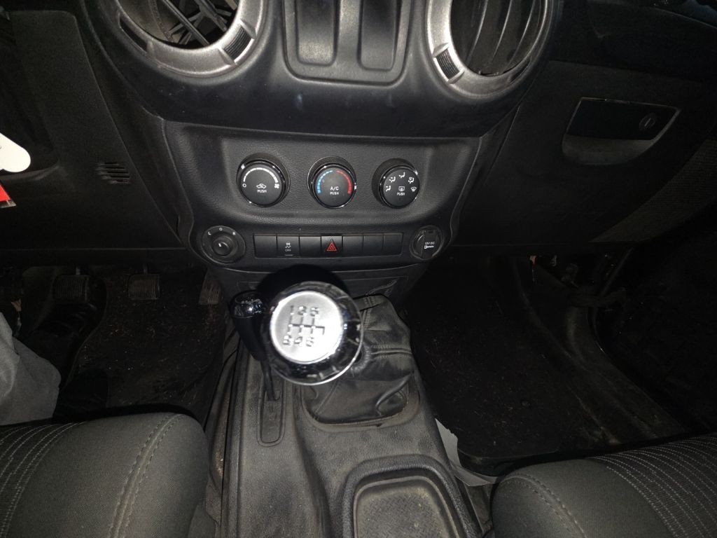 Jeep Wrangler Vehicle Full-screen Gallery Image 10