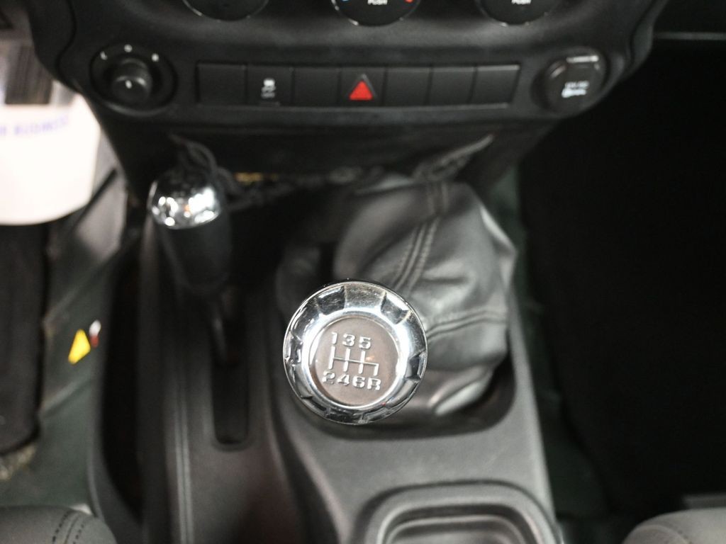 Jeep Wrangler Vehicle Full-screen Gallery Image 13