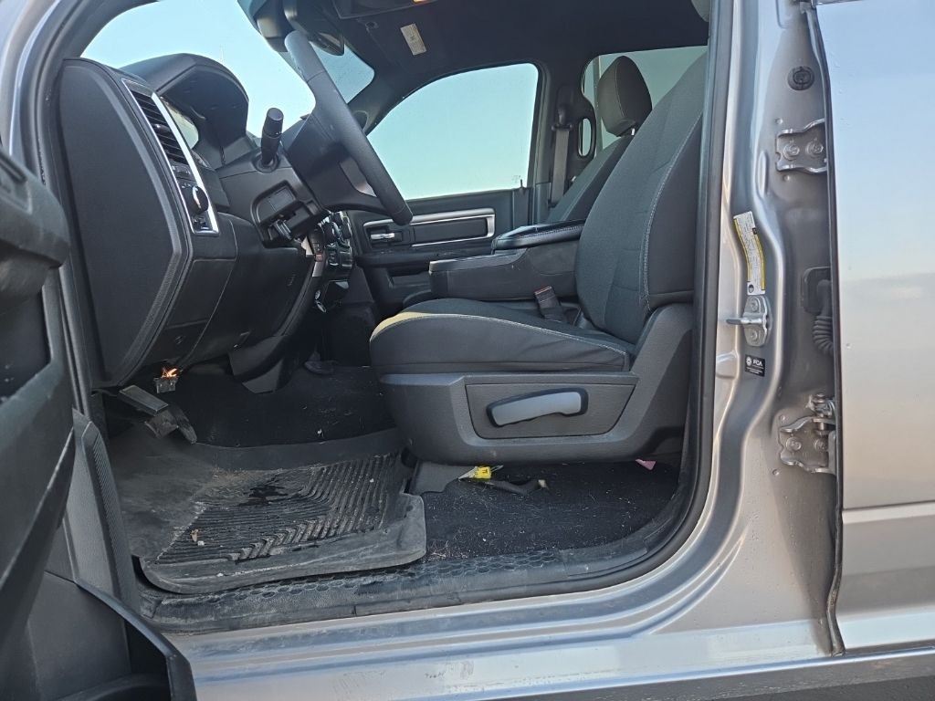 Ram 1500 Classic Vehicle Full-screen Gallery Image 2