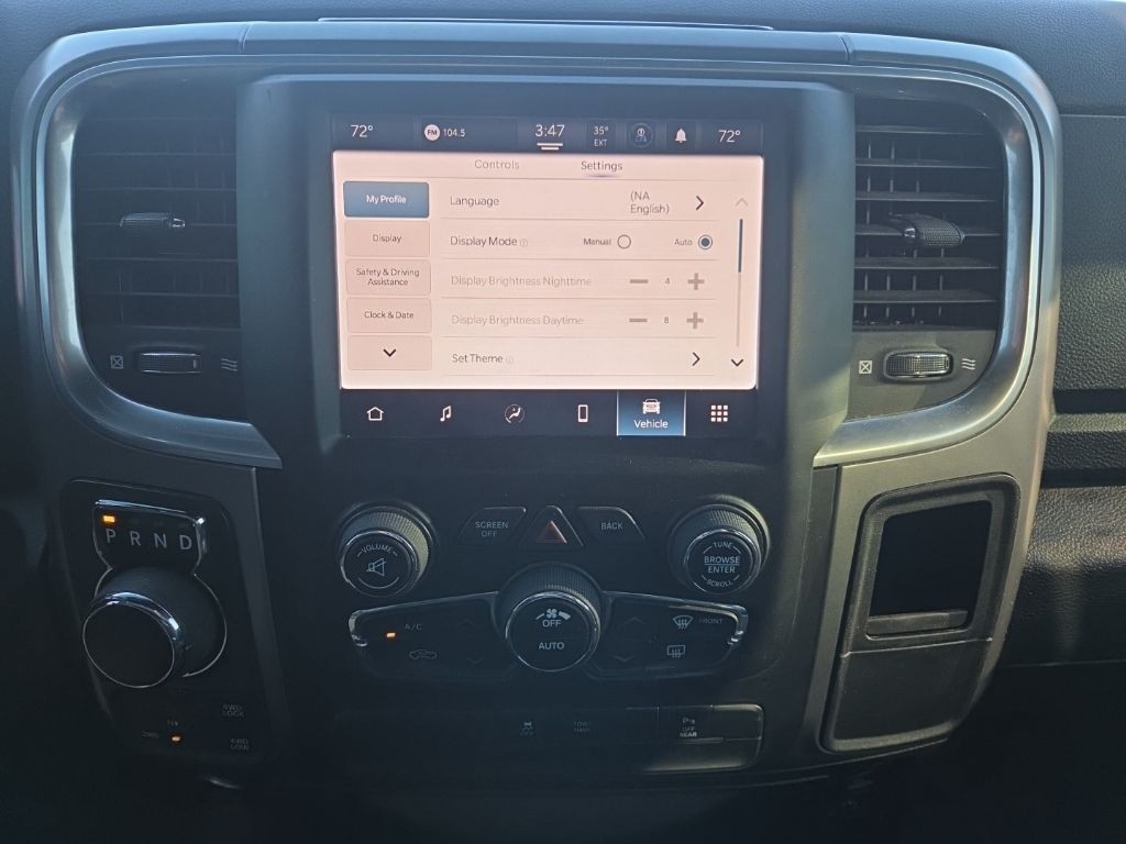 Ram 1500 Classic Vehicle Full-screen Gallery Image 12