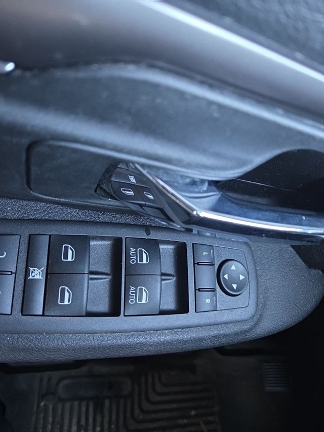 Ram 1500 Classic Vehicle Full-screen Gallery Image 9