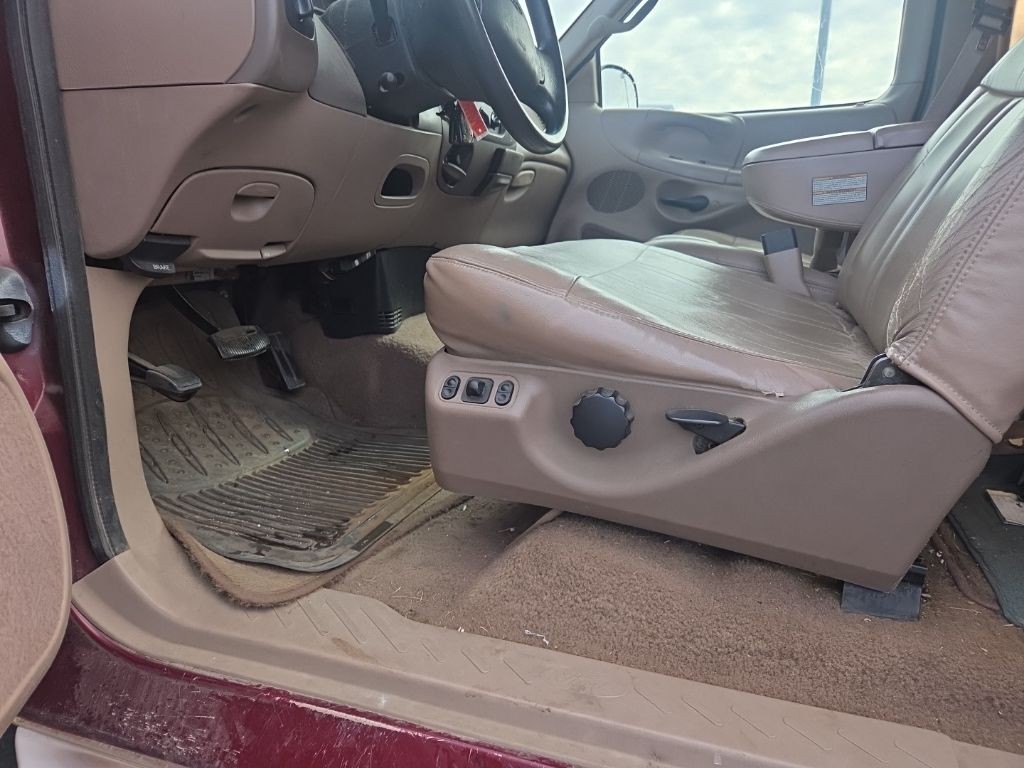 Ford F-150 Vehicle Full-screen Gallery Image 2