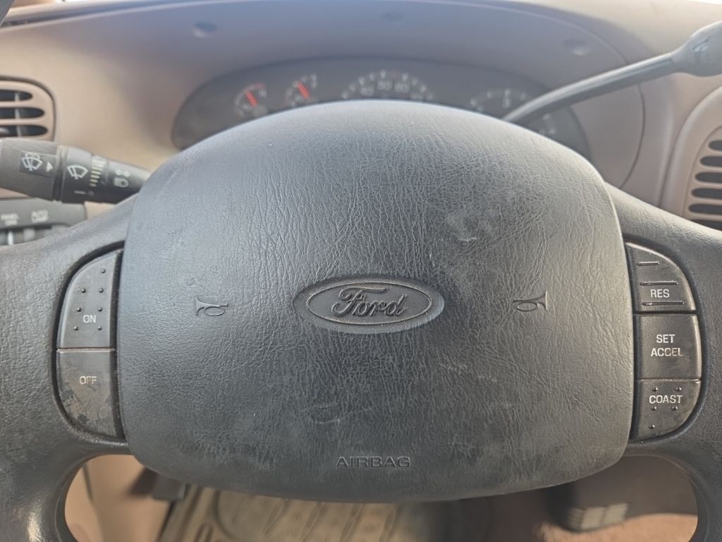 Ford F-150 Vehicle Full-screen Gallery Image 10