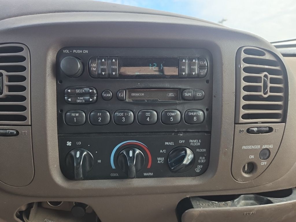 Ford F-150 Vehicle Full-screen Gallery Image 11