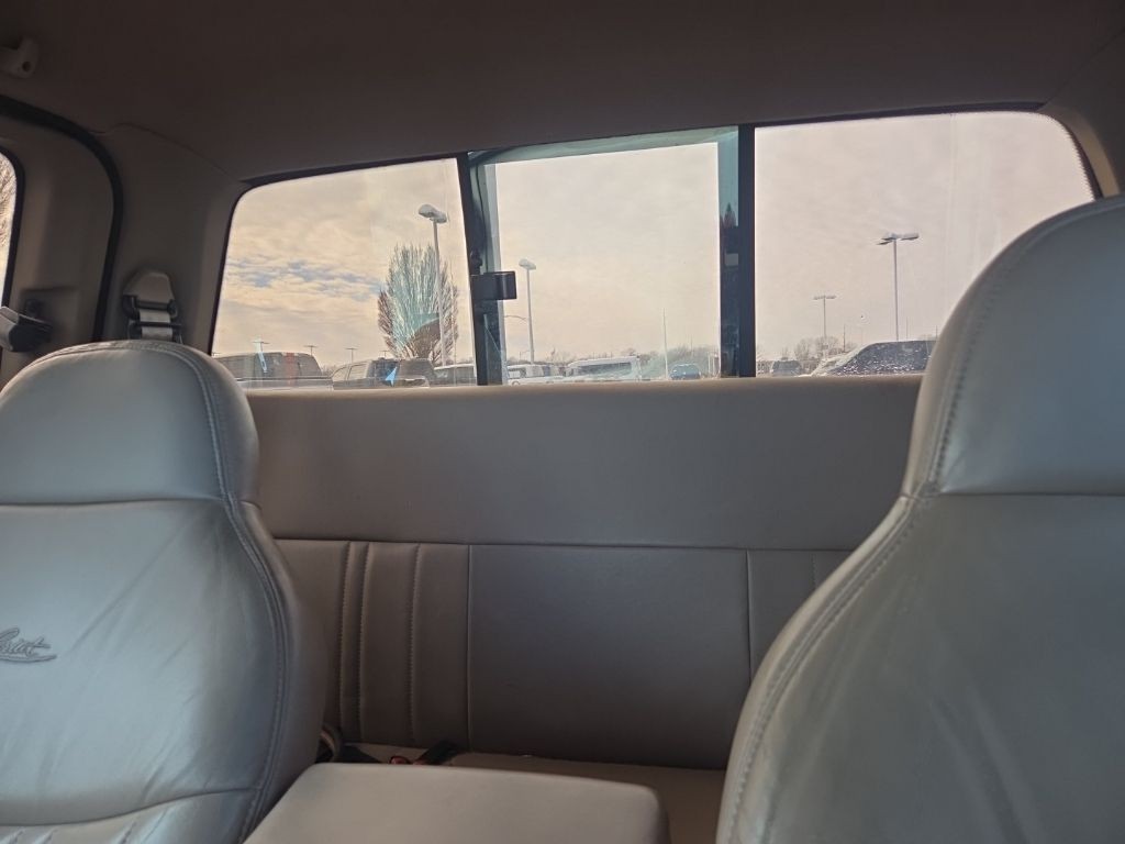 Ford F-150 Vehicle Full-screen Gallery Image 12