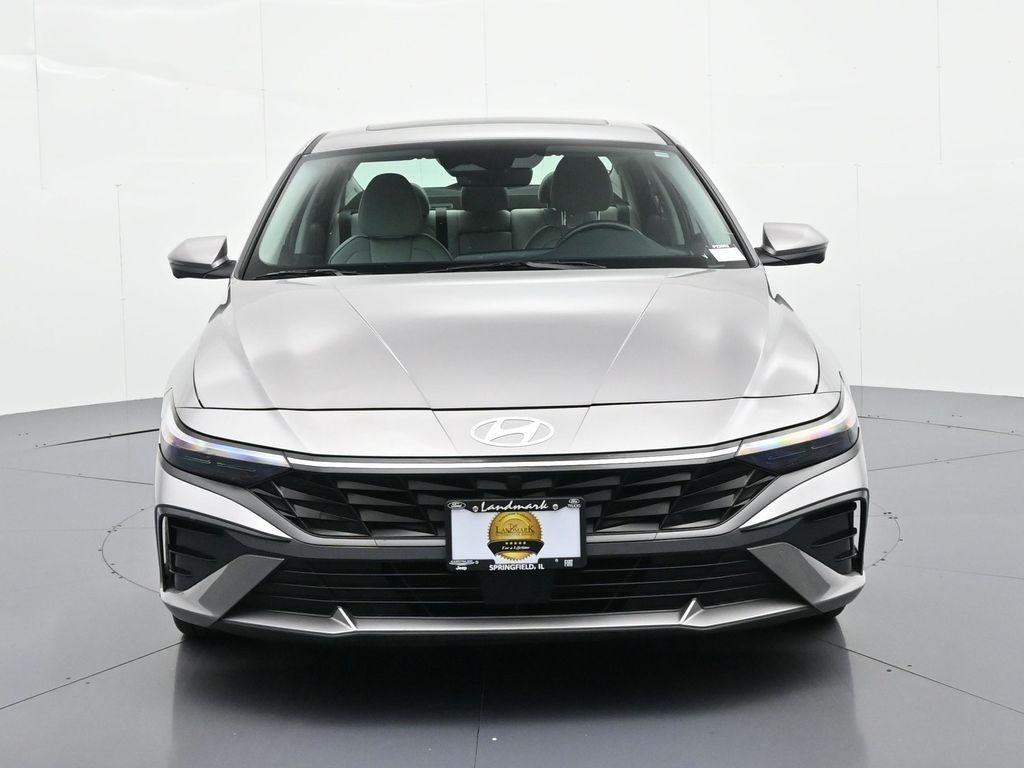 Hyundai Elantra Vehicle Full-screen Gallery Image 3