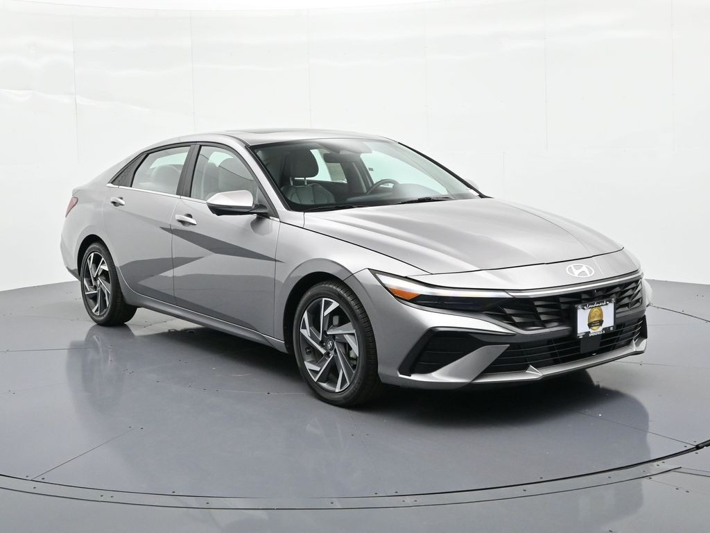 Hyundai Elantra Vehicle Full-screen Gallery Image 4