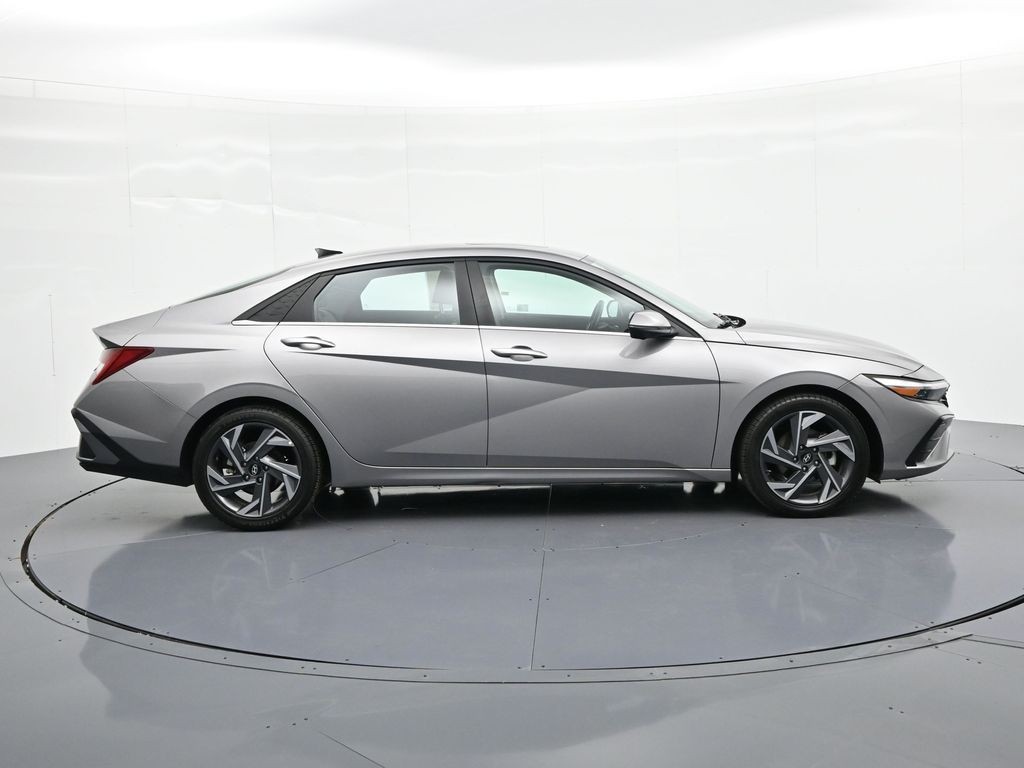 Hyundai Elantra Vehicle Full-screen Gallery Image 5