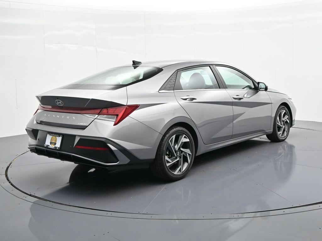 Hyundai Elantra Vehicle Full-screen Gallery Image 6
