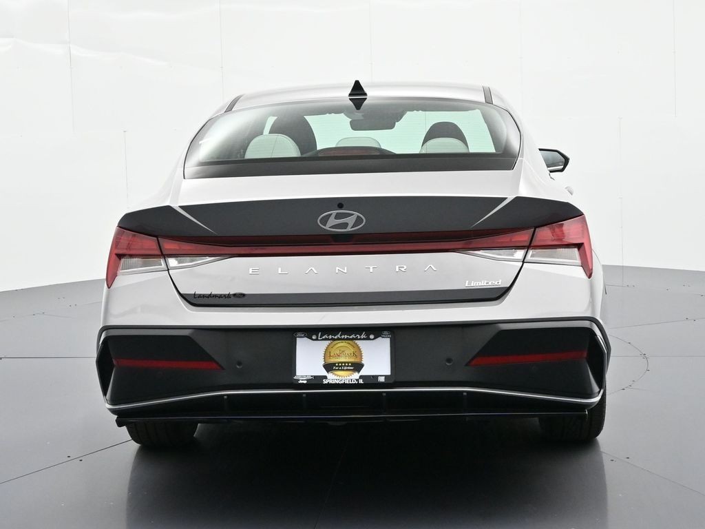 Hyundai Elantra Vehicle Full-screen Gallery Image 7