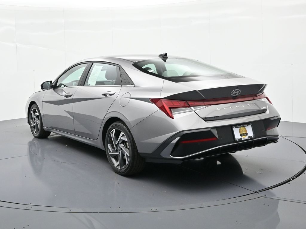 Hyundai Elantra Vehicle Full-screen Gallery Image 8