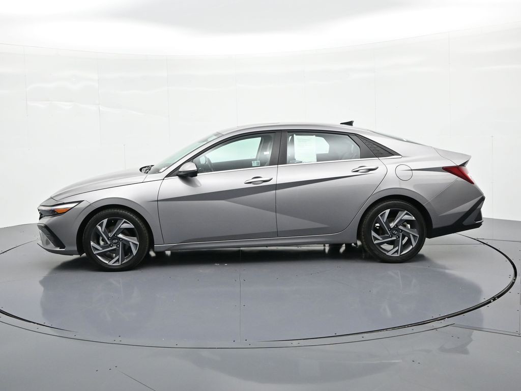 Hyundai Elantra Vehicle Full-screen Gallery Image 9