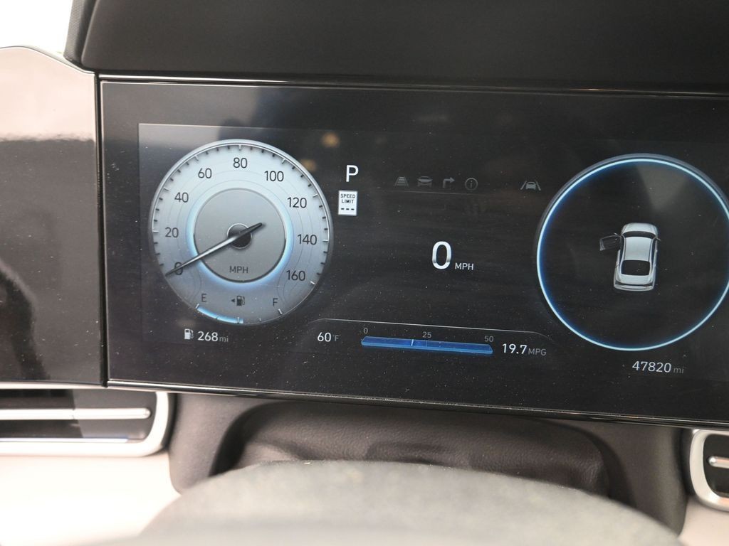 Hyundai Elantra Vehicle Full-screen Gallery Image 10