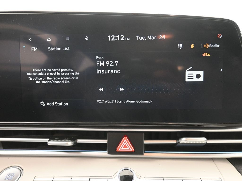 Hyundai Elantra Vehicle Full-screen Gallery Image 12