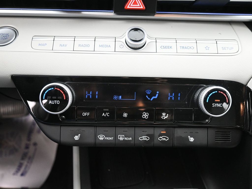 Hyundai Elantra Vehicle Full-screen Gallery Image 13