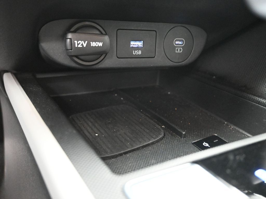 Hyundai Elantra Vehicle Full-screen Gallery Image 14