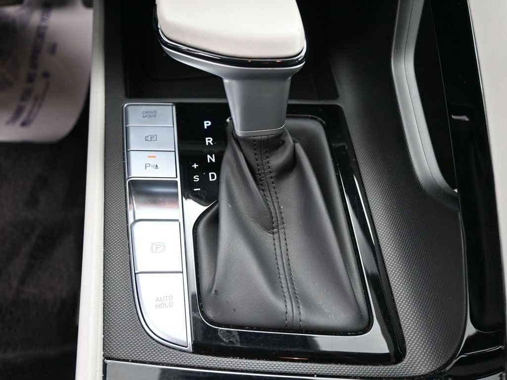 Hyundai Elantra Vehicle Full-screen Gallery Image 15