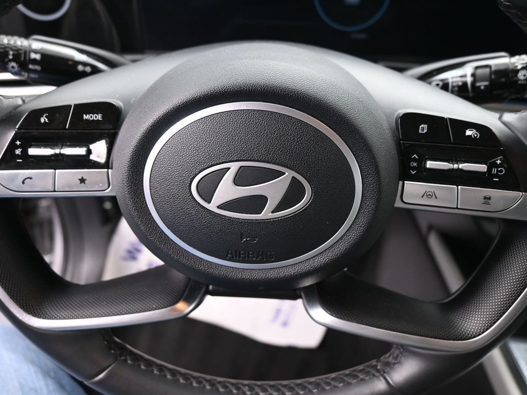 Hyundai Elantra Vehicle Full-screen Gallery Image 17