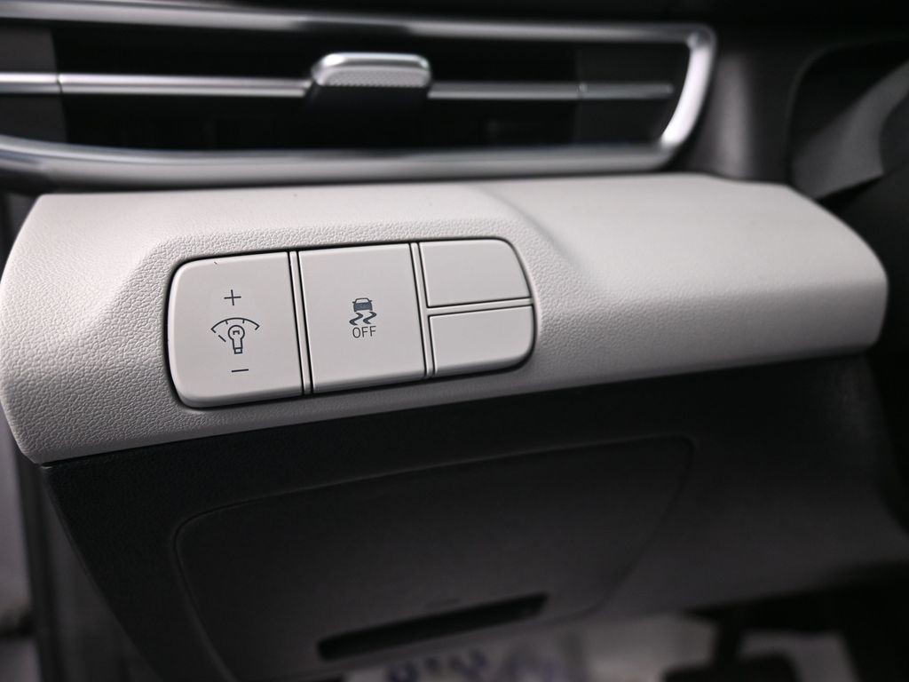 Hyundai Elantra Vehicle Full-screen Gallery Image 18