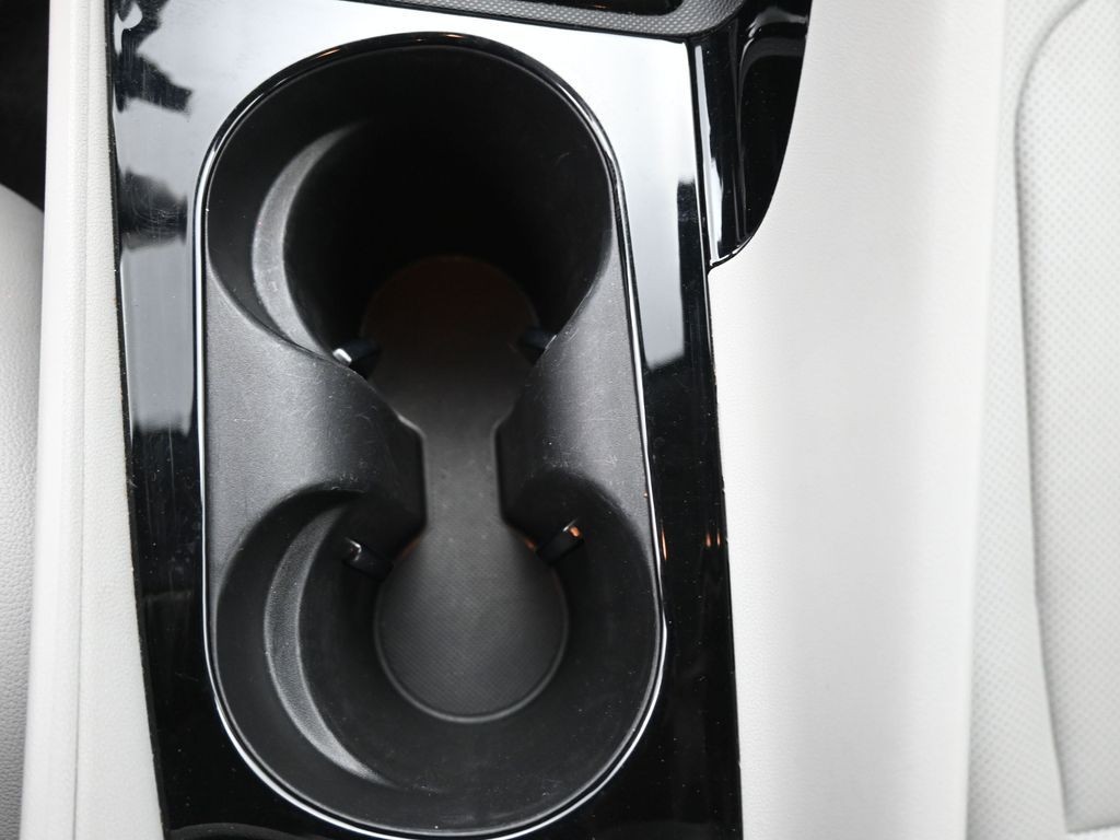 Hyundai Elantra Vehicle Full-screen Gallery Image 20