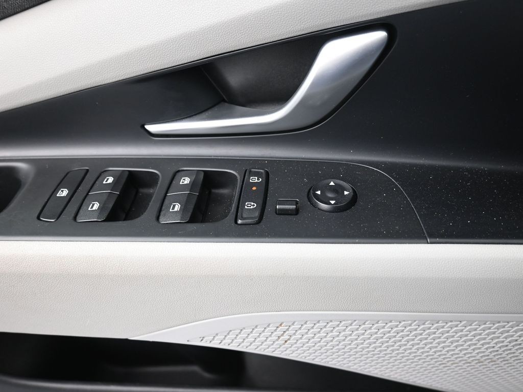 Hyundai Elantra Vehicle Full-screen Gallery Image 21