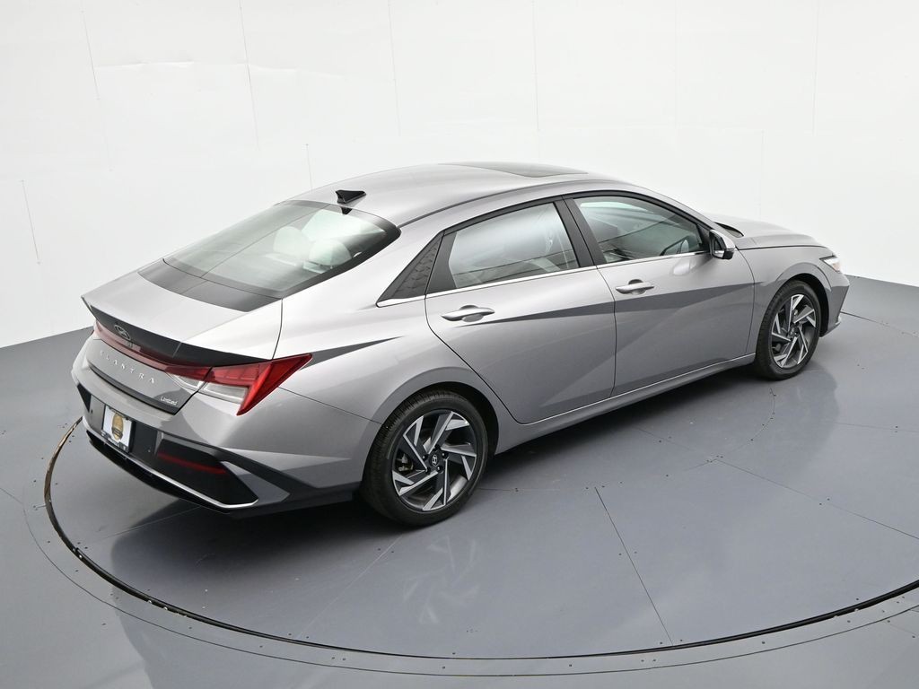 Hyundai Elantra Vehicle Full-screen Gallery Image 24
