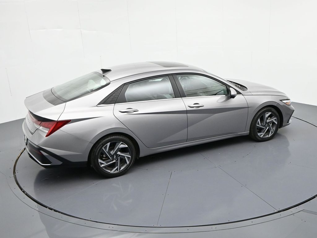Hyundai Elantra Vehicle Full-screen Gallery Image 25