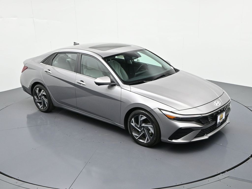 Hyundai Elantra Vehicle Full-screen Gallery Image 26