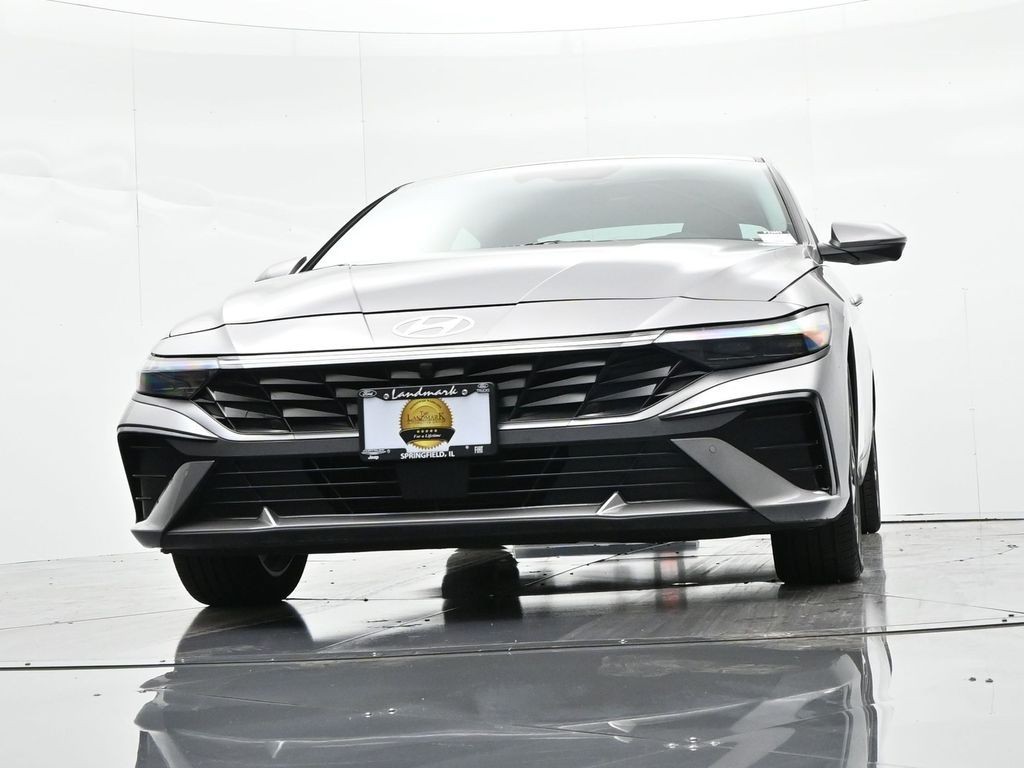 Hyundai Elantra Vehicle Full-screen Gallery Image 27