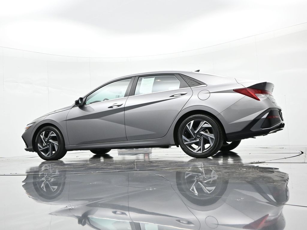 Hyundai Elantra Vehicle Full-screen Gallery Image 30