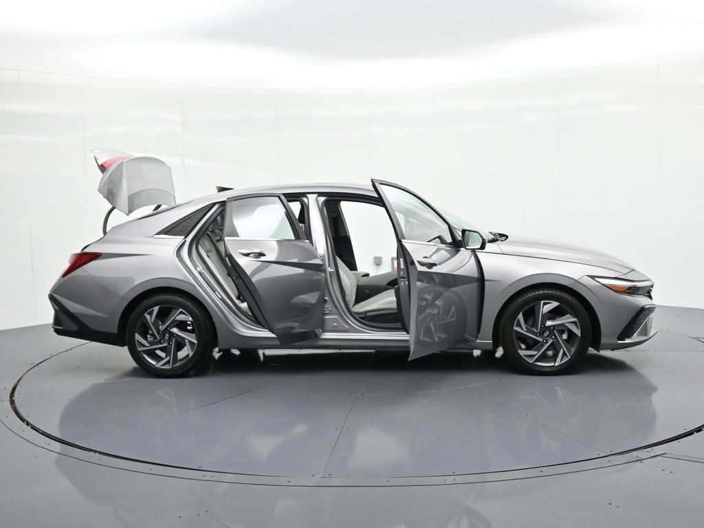 Hyundai Elantra Vehicle Full-screen Gallery Image 31