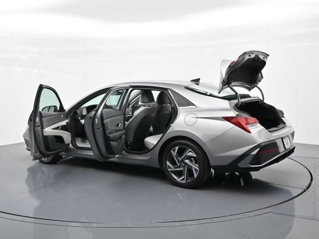 Hyundai Elantra Vehicle Full-screen Gallery Image 32