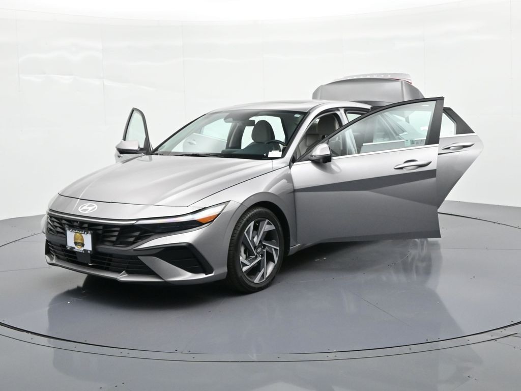 Hyundai Elantra Vehicle Full-screen Gallery Image 33