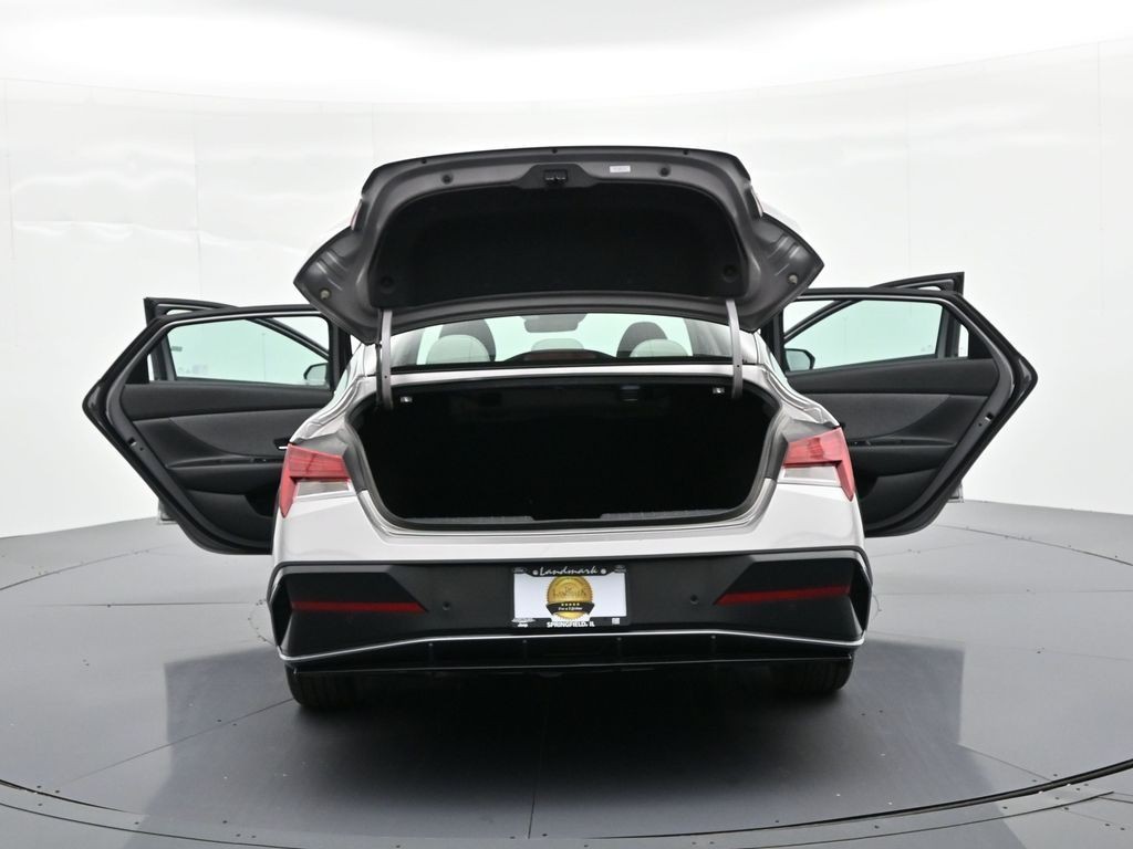 Hyundai Elantra Vehicle Full-screen Gallery Image 34