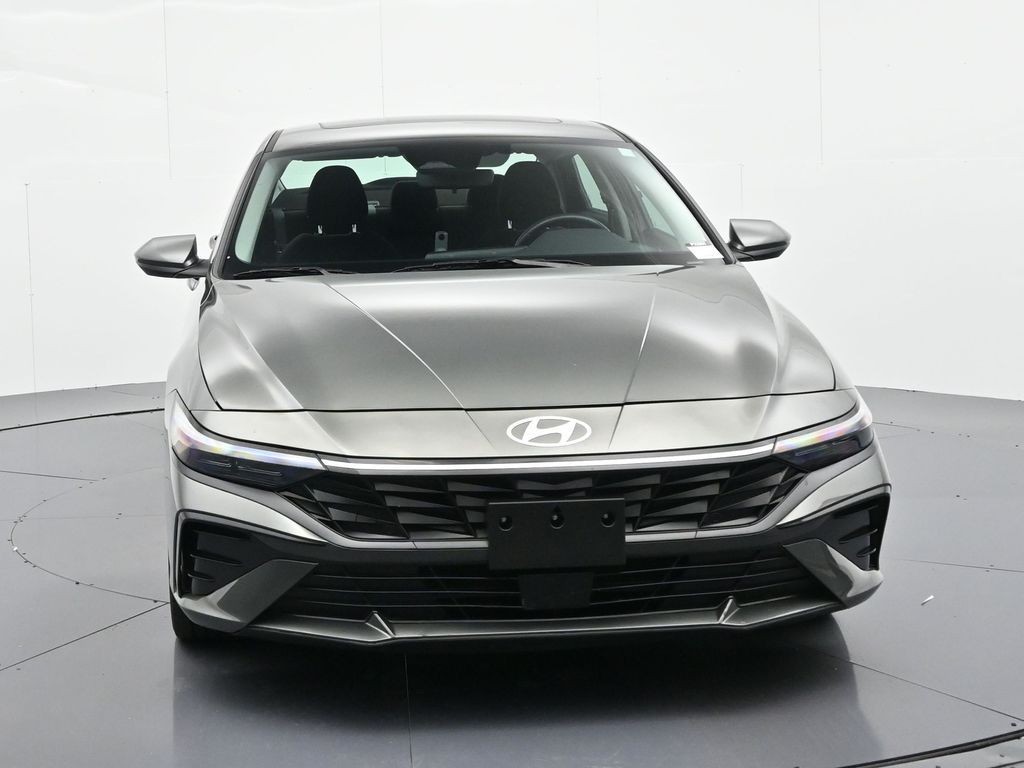 Hyundai Elantra Vehicle Full-screen Gallery Image 3