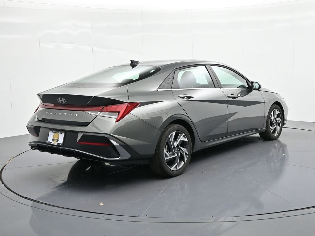 Hyundai Elantra Vehicle Full-screen Gallery Image 6