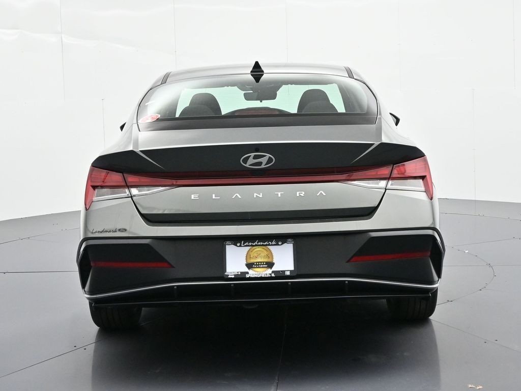 Hyundai Elantra Vehicle Full-screen Gallery Image 7