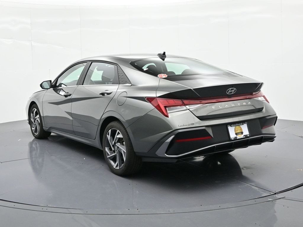 Hyundai Elantra Vehicle Full-screen Gallery Image 8